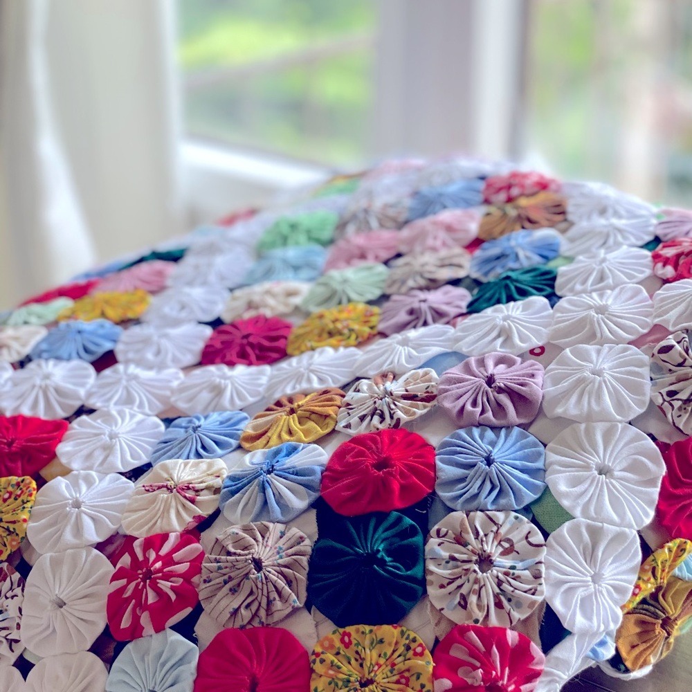 ‼️SOLD‼️Vintage One of a Kind Handmade Yo-Yo Coverlet - Picture 6 of 11